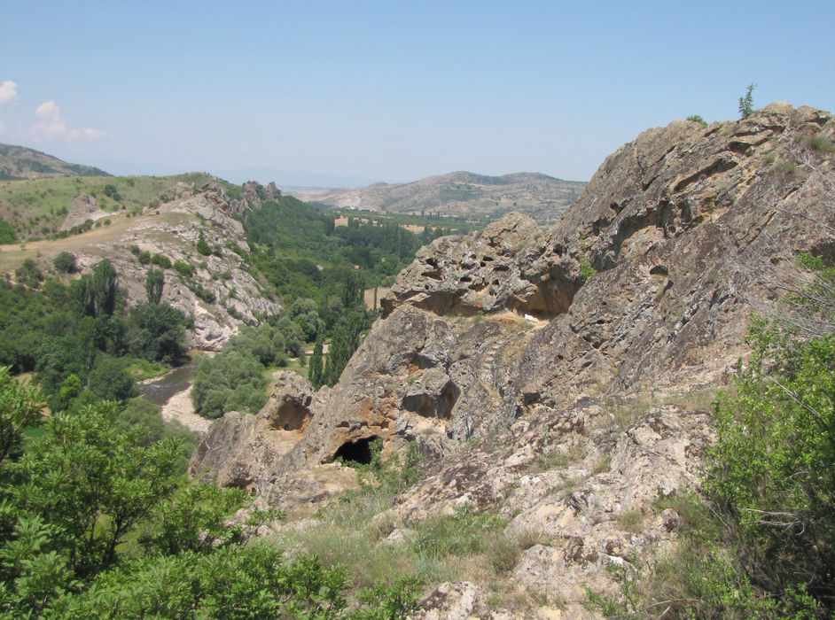 Простории и скалии всечени во карпата на јогозападната страна на акрополата.